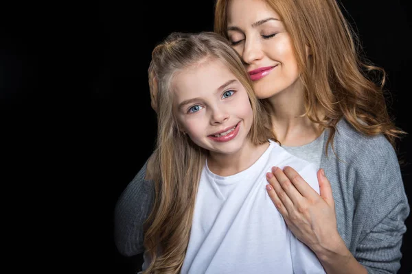 Mor och dotter omfamnar — Stockfoto