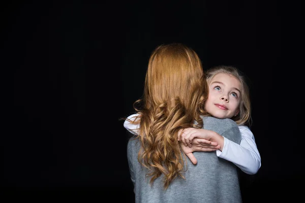 Mamma håller sin dotter — Stockfoto