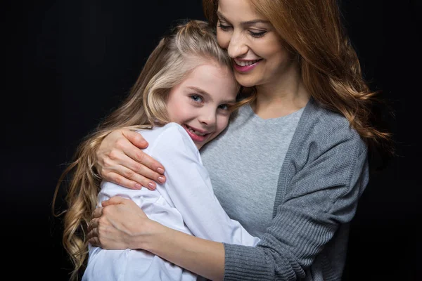 Mor och dotter omfamnar — Stockfoto