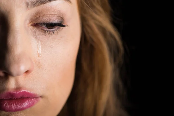 Молодая женщина плачет — стоковое фото