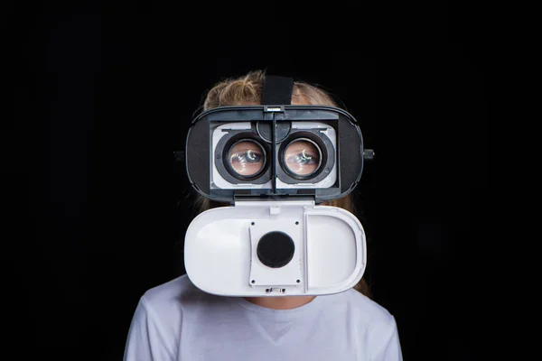 Meisje in virtual reality headset — Stockfoto