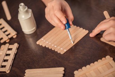 Küçük kız handcrafting