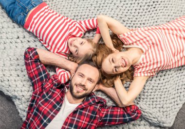 Mutlu genç aile