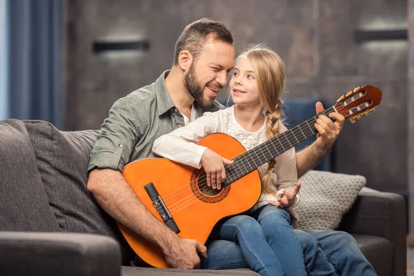 Far och dotter spela gitarr — Stockfoto