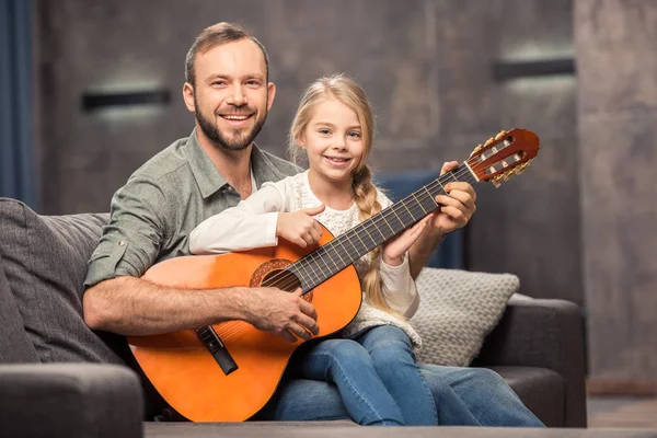 Apa és lánya, gitározni — Stock Fotó