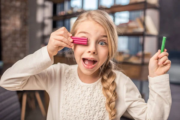 Chica jugando con plastilina — Foto de Stock