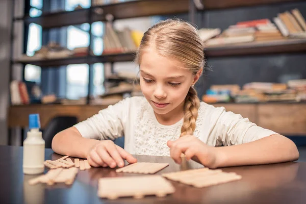 Küçük kız handcrafting — Stok fotoğraf