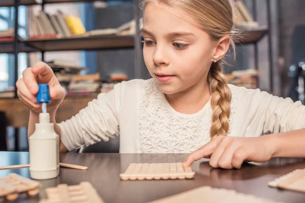 Little girl handcrafting — Stock Photo, Image