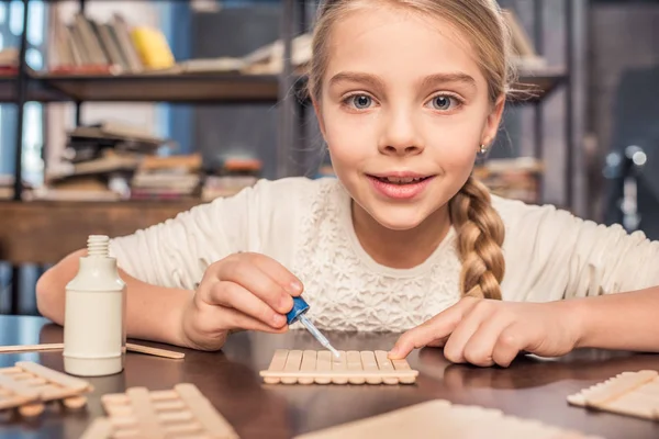 Little girl handcrafting — Stock Photo, Image