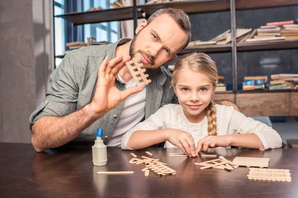 Father and daughter making figure — Stock Photo, Image