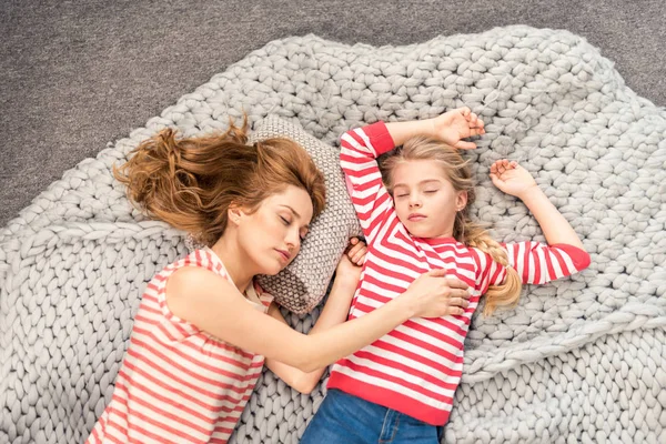 Madre e hija durmiendo — Foto de Stock