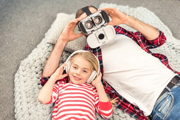 Padre e hija con dispositivos —  Fotos de Stock
