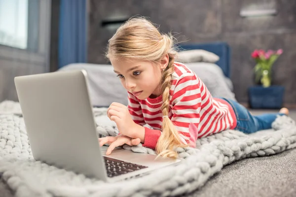 Gadis menggunakan laptop — Stok Foto