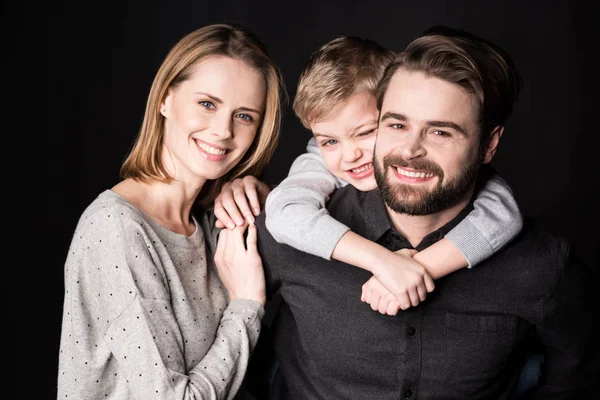 Gelukkige ouders met zoon — Stockfoto