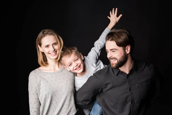 Gelukkige ouders met zoon — Stockfoto