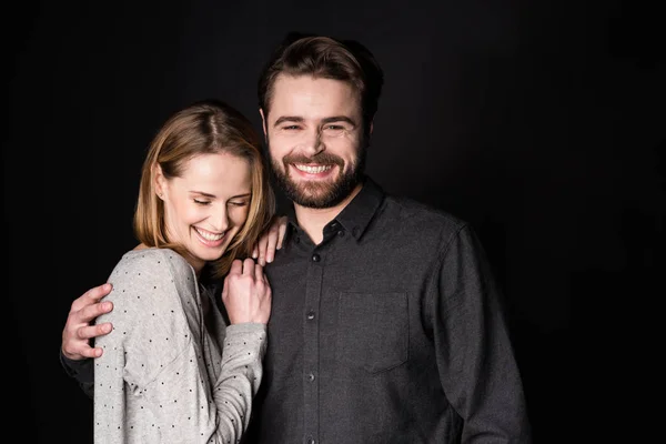 Sorrindo jovem casal — Fotografia de Stock