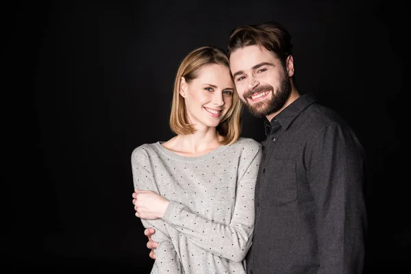 Sorridente giovane coppia — Foto Stock