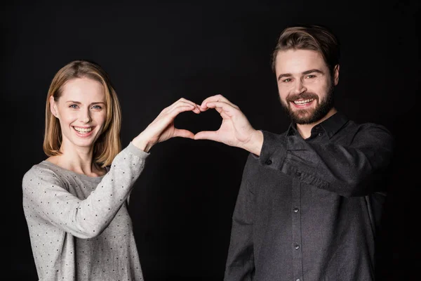 Sonriente joven pareja — Foto de Stock