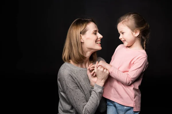 Gelukkige moeder met dochter — Gratis stockfoto