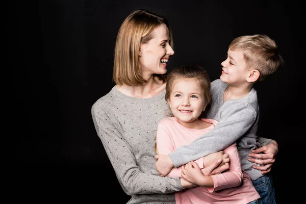 Gelukkig moeder met kinderen — Stockfoto