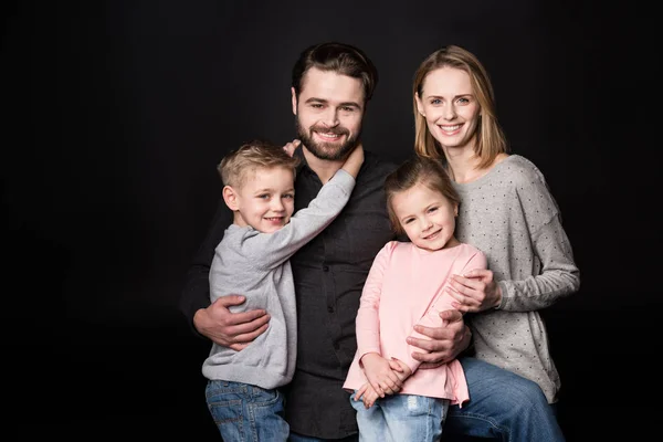 Familia joven feliz — Foto de Stock