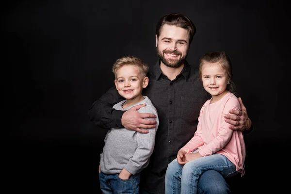 Padre feliz con niños —  Fotos de Stock