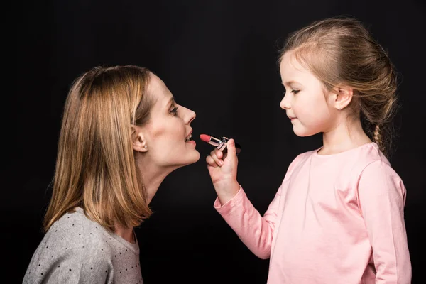 Mãe e filha aplicando maquiagem — Fotografia de Stock