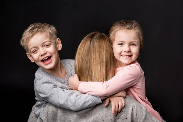 Gelukkig moeder met kinderen — Stockfoto