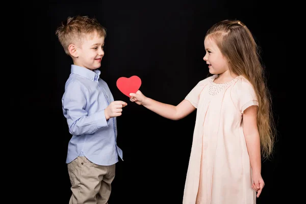 Bambini con cuore di carta — Foto Stock