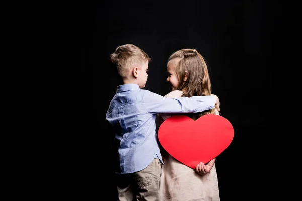 Niños con corazón de papel —  Fotos de Stock