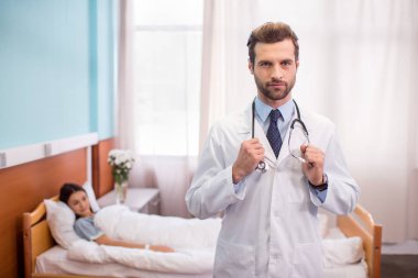 Erkek doktor hastanede