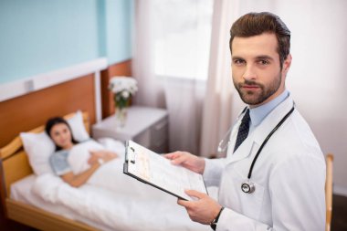 Erkek doktor hastanede