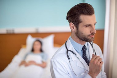 Erkek doktor hastanede