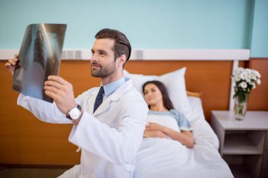 Doktor Röntgen görüntü holding