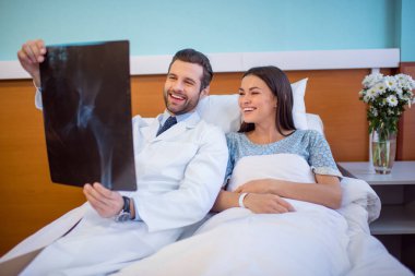 Doktor ve hasta x-ray arıyorsunuz