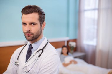 Erkek doktor hastanede