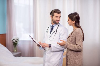 Doktor ve hasta hastanede.