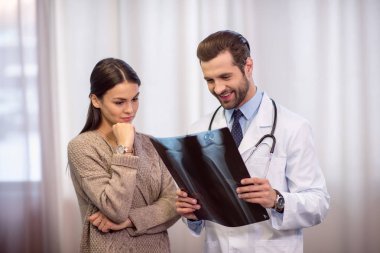 Doktor ve hasta x-ray arıyorsunuz