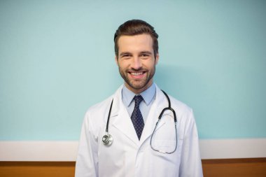 Steteskoplu erkek doktor.