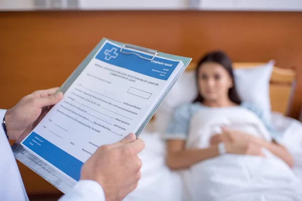 Doctor holding folder — Stock Photo, Image