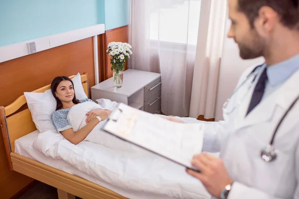 девочка лежит на кушетке. врач девушка лежит. врач девушка лежит. пациент лежит. пациент на больничной кровати.