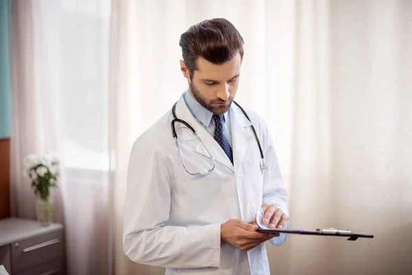 Doctor holding folder — Stock Photo, Image