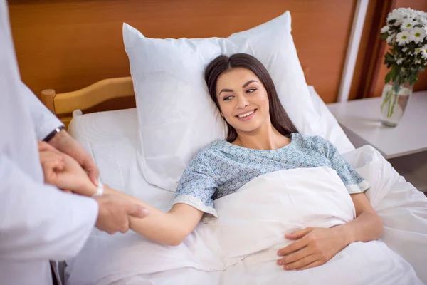Female patient in hospital — Stock Photo, Image
