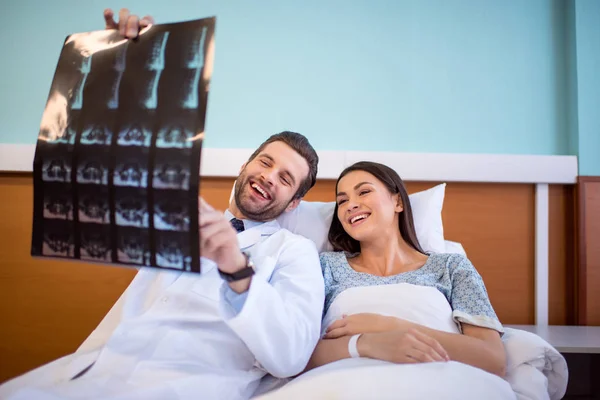 Médico e paciente olhando para raio-x — Fotografia de Stock