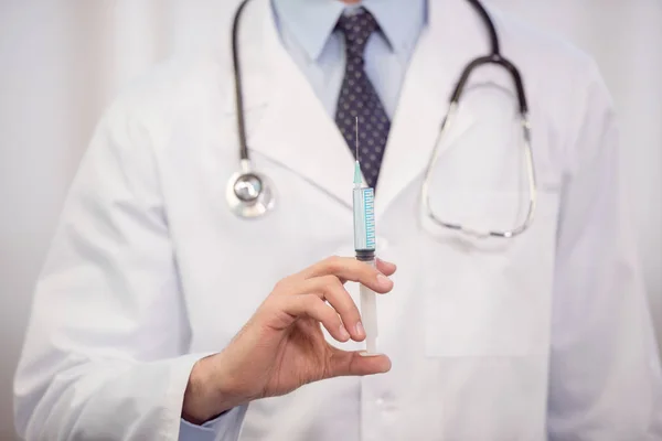 Médico segurando seringa — Fotografia de Stock