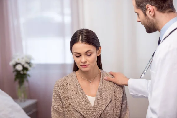 Doctor consulting patient — Stock Photo, Image