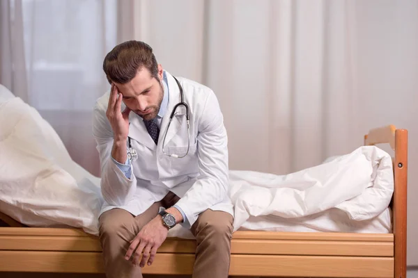 Stressed male doctor — Free Stock Photo