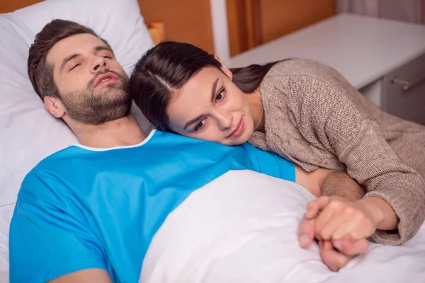 Mann und Frau im Krankenhaus — Stockfoto