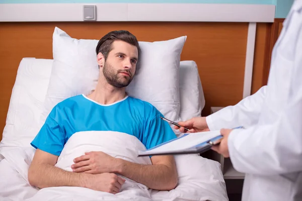 Male patient in hospital — Stock Photo, Image