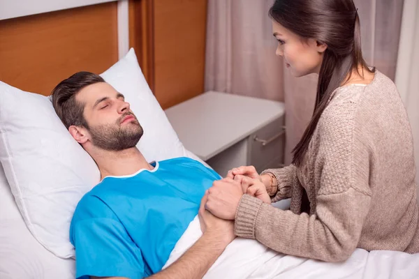 Homem e mulher no hospital — Fotografia de Stock